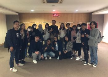 Mengenalkan Pembela HAM pada Mahasiswa President University