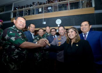 Ketua Komisi I DPR RI Meutya Hafid dalam RDPU (kanan) sebelum Rapat Dengar Pendapat Umum (RDPU) yang dilakukan secara internal dalam rangka Uji Kelayakan dan Kepatutan (fit and proper test) Calon Panglima TNI Laksamana TNI Yudo Margono.di Ruang Rapat Komisi I, DPR RI, Jakarta, Jumat (2/12/2022). Foto: Runi/Man