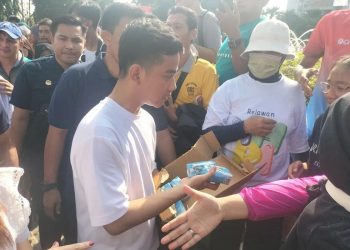 Gibran Rakabuming Raka Bagi-Bagi Susu