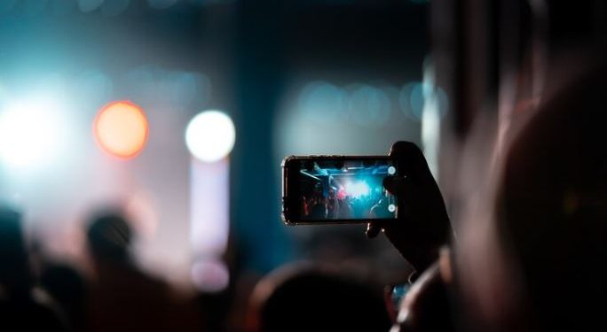 Ilustrasi Foto di Tempat Umum