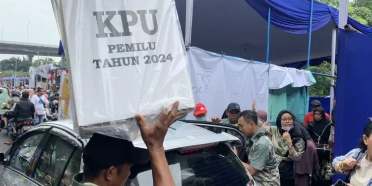 Petugas Kelompok Penyelenggara Pemungutan Suara (KPPS) di Kelapa Gading Barat