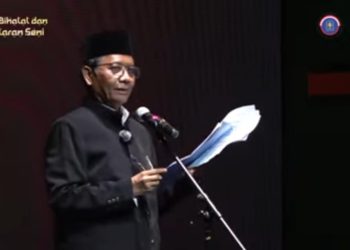 Hari Puisi, Mahfud MD & Ketua MA Baca Puisi Bersama Seniman di Halal Bihalal IKA UII