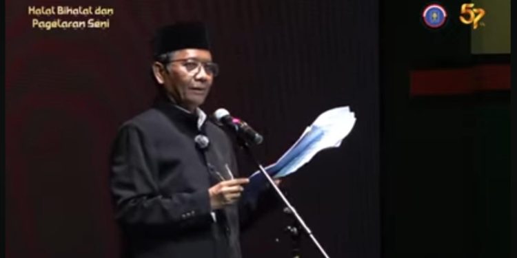 Hari Puisi, Mahfud MD & Ketua MA Baca Puisi Bersama Seniman di Halal Bihalal IKA UII