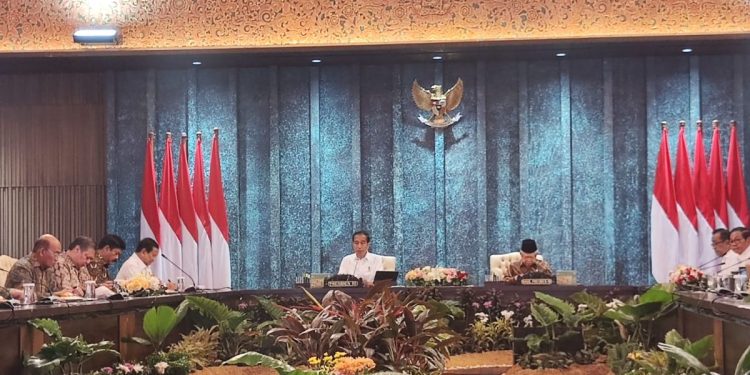 Presiden Jokowi rapat kabinet terakhir di IKN.