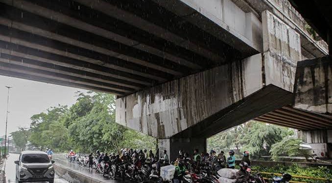 Orang yang berteduh ketika hujan