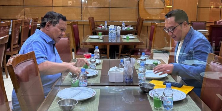 Prabowo Subianto makan malam dengan Ridwan Kamil.