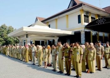 Segini total pendapatan gubernur dan wakil gubernur.