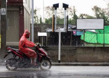 Ilustrasi Sepeda Motor Hujan