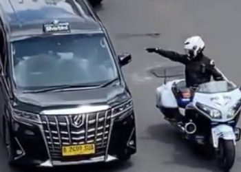 Viral di media sosial sebuah video yang menunjukan aksi pengawalan (patwal) mobil Lexus berpelat RI 36 yang menerobos kemacetan.