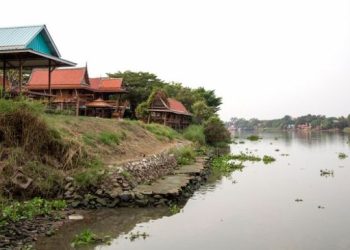 Ilustrasi Bangunan Pinggir Sungai Penyebab Banjir