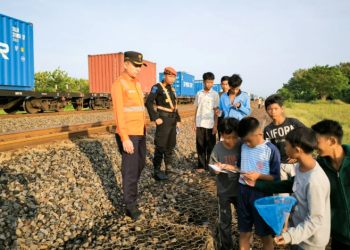 Menunggu waktu berbuka atau ngabuburit di sekitar rel kereta api bisa berbahaya dan berujung didenda hingga Rp15 juta.