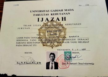 Isu keaslian ijazah mantan Presiden Jokowi kembali mencuat. Simak penjelasan UGM dan ancaman hukum bagi pelaku pemalsuan ijazah sesuai UU dan KUHP.