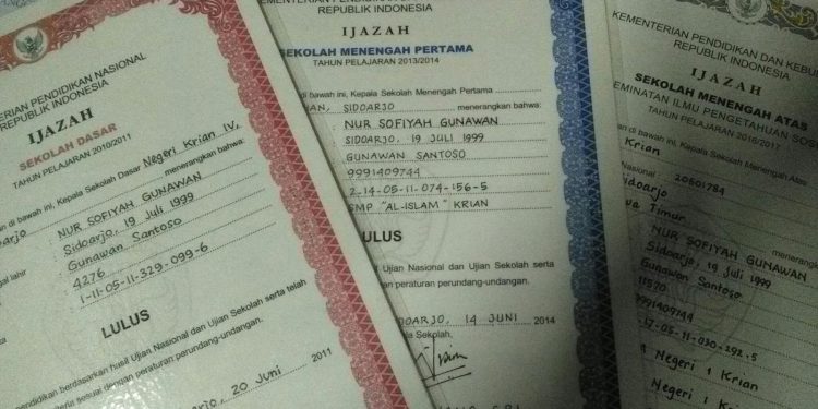 Perusahaan tahan ijazah karyawan menjadi kontroversi.
