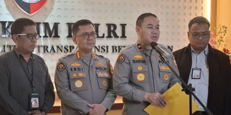 Mahasiswa ITB pengunggah meme Prabowo-Jokowi mendapat penangguhan penahanan dari Bareskrim Polri usai dijerat UU ITE.